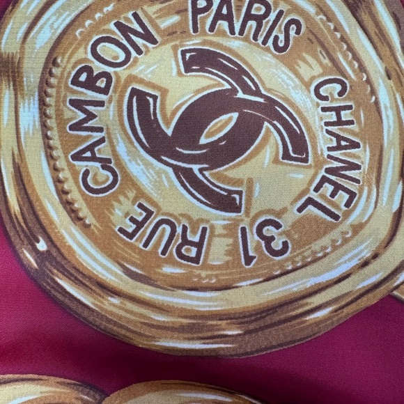 AUTHENTIC CHANEL LARGE GOLD CHAIN PATTERN SCARF - Picture 1 of 10